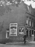 43718 Gezicht op de met reclameborden behangen zijgevel van het huis Adelaarstraat 104 te Utrecht, op de hoek met de ...